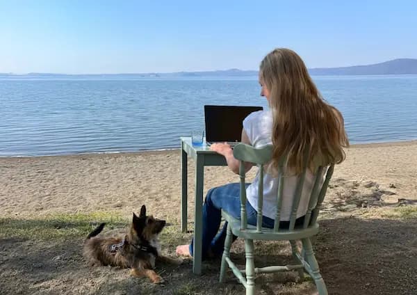 Foto von Elke Heinemann am See mit Hund